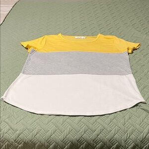 Chic Yellow and Gray Colorblock Short Sleeve Tee